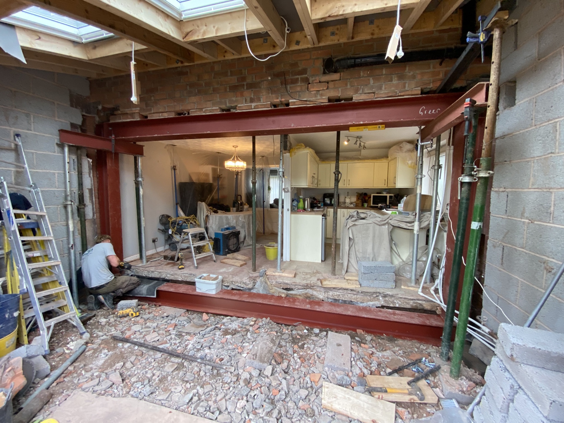 Large structural opening with steel beams fitted during an extension knock-through